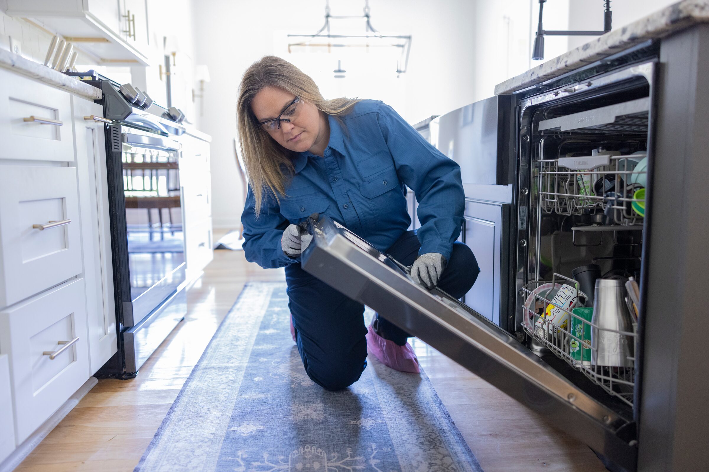 Dishwasher repair woman